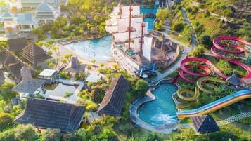 Vista aérea de un resort con una piscina grande, un barco pirata y varias toboganes de agua.