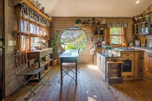 Fridge, microwave, oven, coffee/tea maker