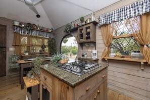 Refrigerador, microondas, horno y cafetera y tetera