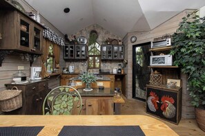 Refrigerador, microondas, horno y cafetera y tetera