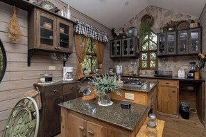 Kühlschrank, Mikrowelle, Ofen, Wasserkocher mit Kaffee-/Teezubehör