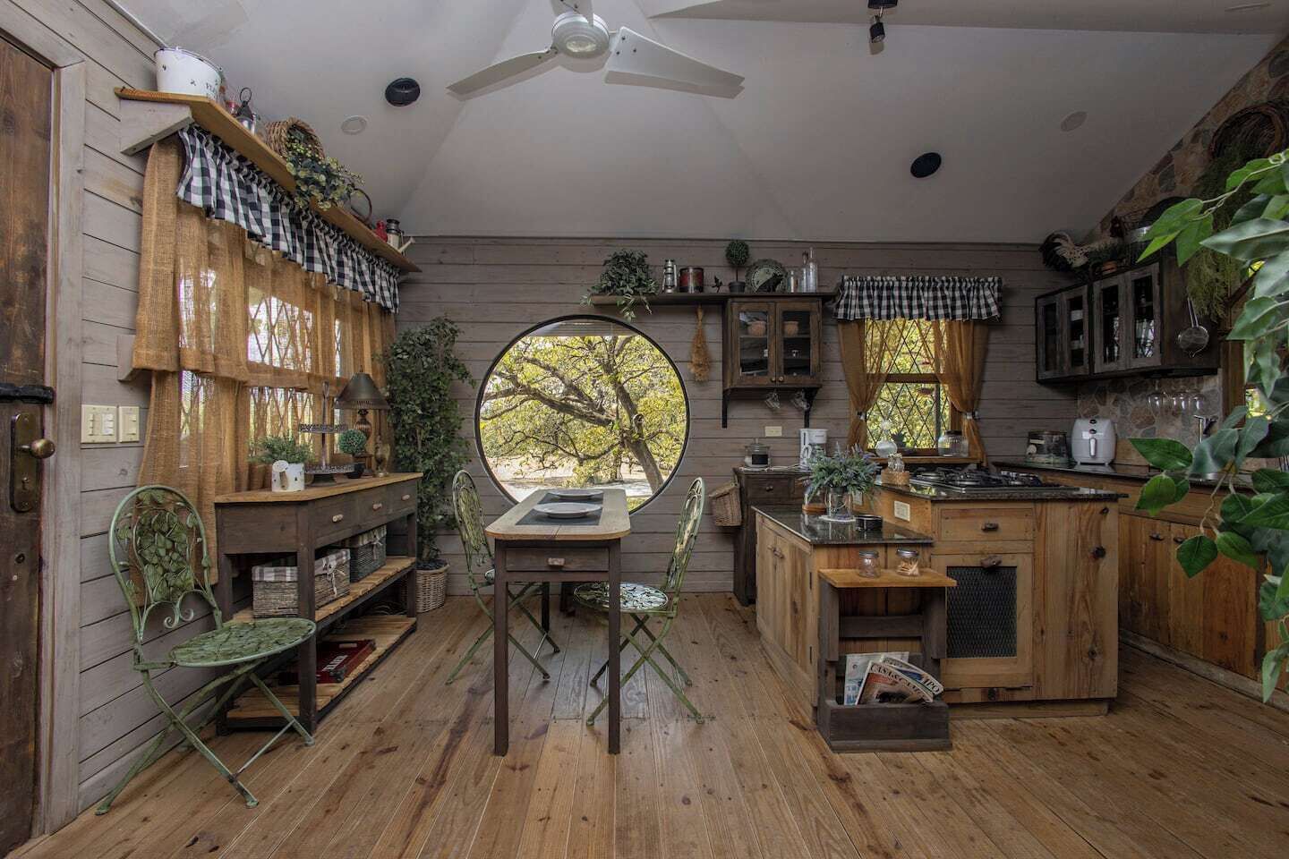 Fridge, microwave, oven, coffee/tea maker