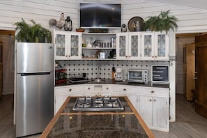 Kühlschrank, Mikrowelle, Herdplatte, Wasserkocher mit Kaffee-/Teezubehör
