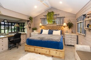 4 bedrooms, desk, free WiFi, bed sheets