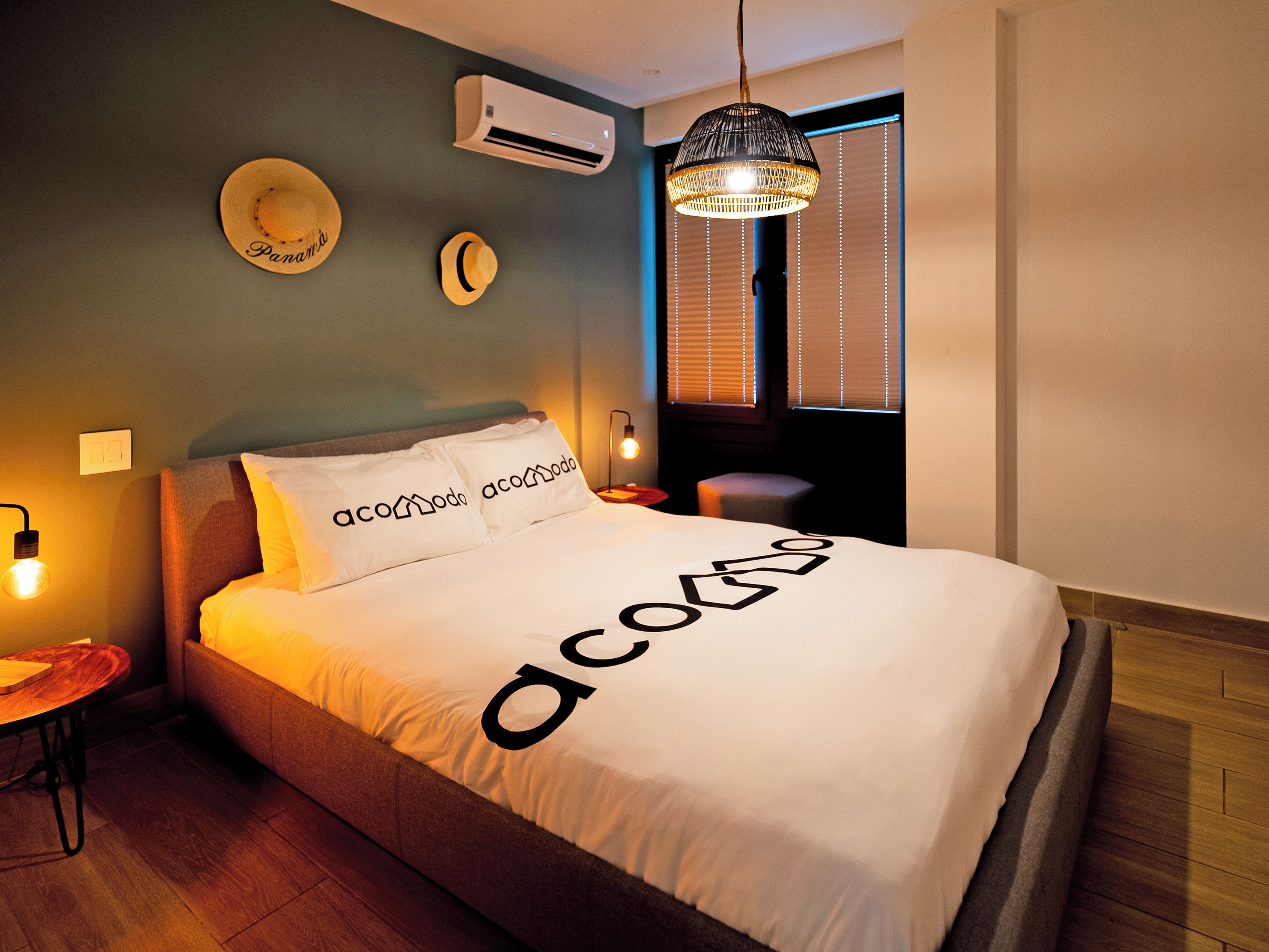 1 habitación, tabla de planchar con plancha y cuna de viaje 