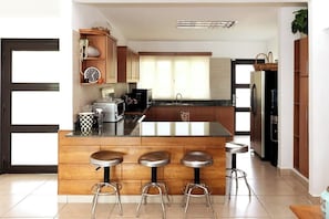 Een koelkast, een magnetron, een oven, een kookplaat