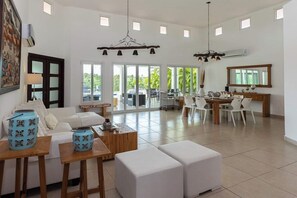 Smart TV - 4 Bdr + 4 bthr apartment with private pool 👙 / Beach access 🏖️ (Vista Mar)