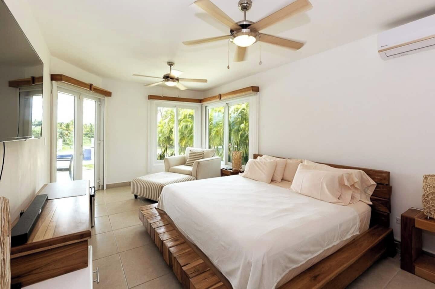 4 bedrooms, desk, iron/ironing board, travel crib