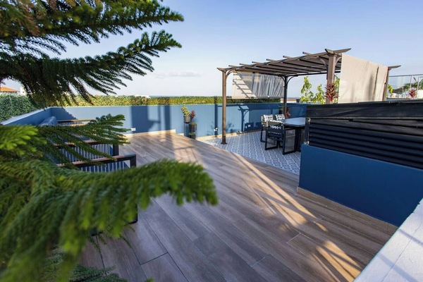 Beautiful private rooftop overlooking the city skyline and ocean