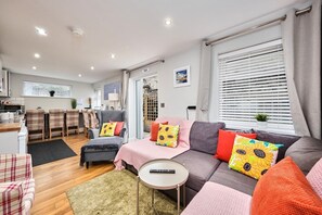 Deluxe Apartment | Living area | 40-inch TV with digital channels - Princess Green - Portrush by the Sea (Portrush)