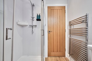 Appartement Confort | Salle de bain | Douche, séchoir à cheveux, serviettes fournies, papier de toilette