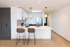 Réfrigérateur, four à micro-ondes, un four, surface de cuisson