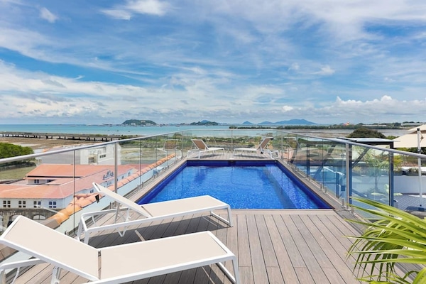 La Cuadra features a private rooftop with pool, and amazing 360 views. / La vista de la azotea tiene una vista de 360 grados