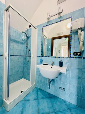 Standard Apartment | Bathroom | Shower, rainfall showerhead, free toiletries, hair dryer - Eden Holiday Minori (Minori)