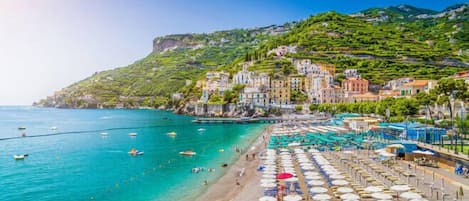 Una spiaggia nelle vicinanze, sabbia scura, 3 bar sulla spiaggia