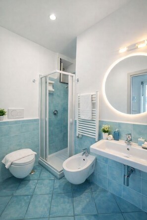 Suite Standard | Salle de bain | Douche, douche à « effet pluie », articles de toilette gratuits