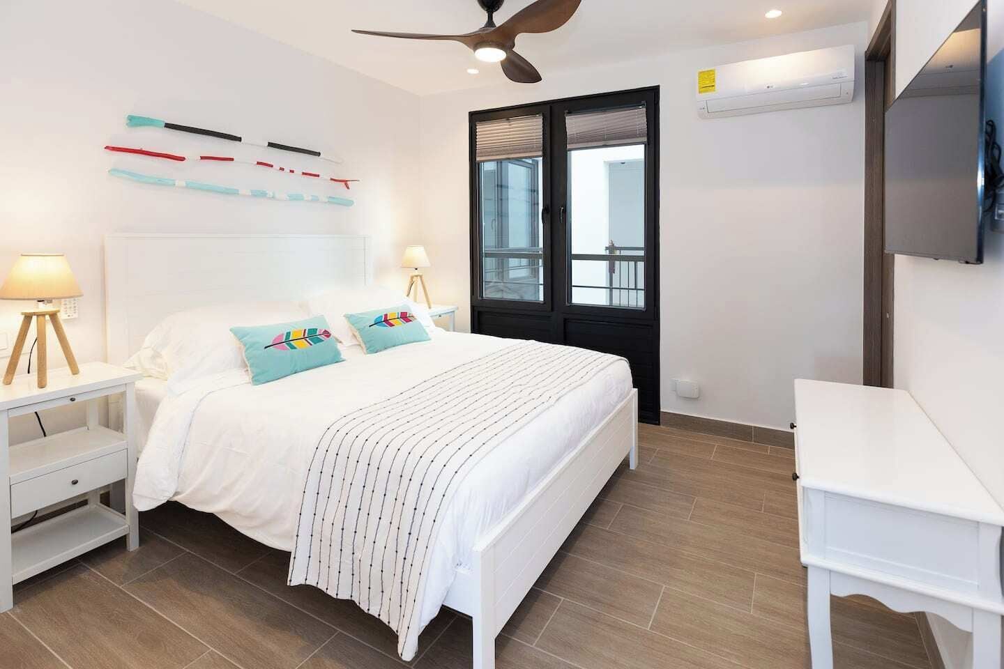 1 slaapkamer, een bureau, een strijkplank/strijkijzer, reisbedje