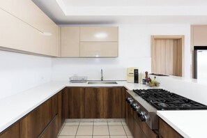 Réfrigérateur, micro-ondes, plaque de cuisson, cafetiÚre/bouilloire