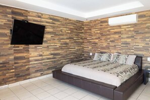 6 bedrooms, desk, travel cot, free WiFi