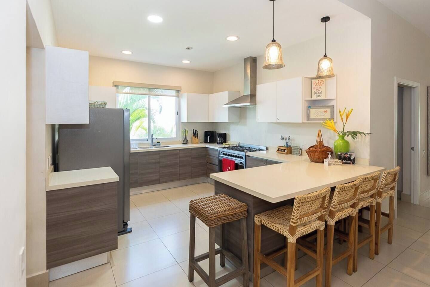 Frigorífico, microondas, horno y placa de cocina