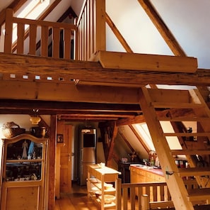 Familien-Maisonette | Essbereich im Zimmer