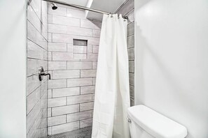Chuveiro, secador de cabelo, toalhas de banho, sabonete