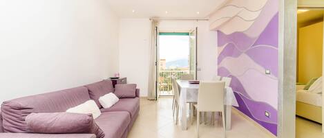 تلفزيون بشاشة مسطحة بحجم 50-بوصة يعرض قنوات تلفزيونية باشتراك مدفوع