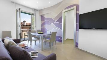 Apartment, 3 Schlafzimmer, 2 Bäder, Gartenblick | Wohnbereich | 50-Zoll-Flachbildfernseher mit Kabelempfang, Fernseher