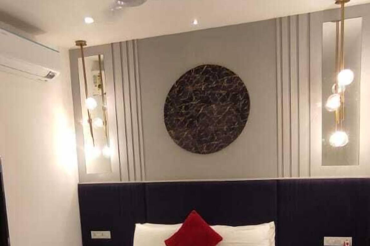 Betten mit Memory-Foam-Matratzen, individuell dekoriert