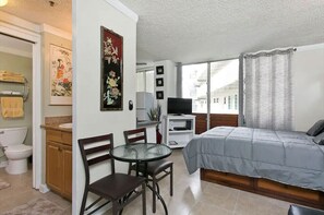 1 bedroom, iron/ironing board, free WiFi, bed sheets - 600 Corner unit with Netflix (Honolulu)