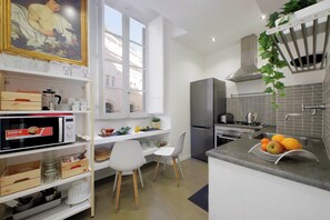 冷蔵庫、電子レンジ、オーブン、コンロ