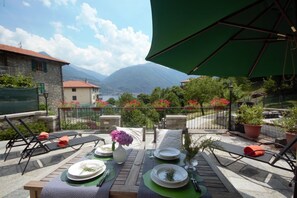 Outdoor dining - Il Borgo I , lake view sleeps 5 ... (Cremia)
