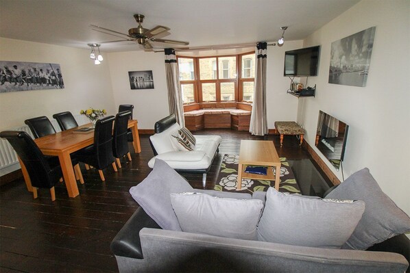 TV - The Drapery, Haltwhistle, ideal for when walking Hadrian's Wall as a stop off (Haltwhistle)