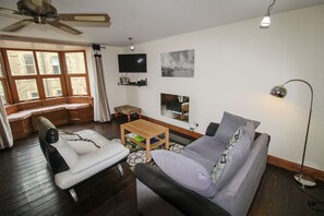 TV - The Drapery, Haltwhistle, ideal for when walking Hadrian's Wall as a stop off (Haltwhistle)