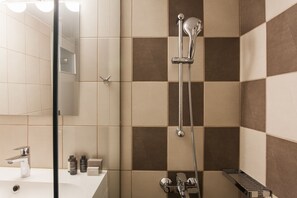 Standard Apartment | Bathroom | Shower, free toiletries, hair dryer, towels