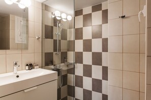 Standard Apartment | Bathroom | Shower, free toiletries, hair dryer, towels