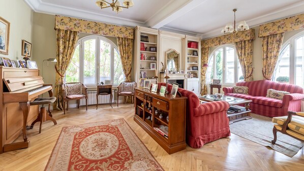 Télévision, lecteur de DVD, livres