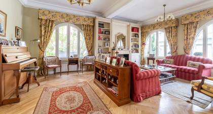 Charming home with pool in center of Madrid sleeps 12+