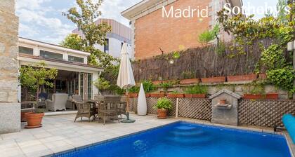 Charming home with pool in center of Madrid sleeps 12+