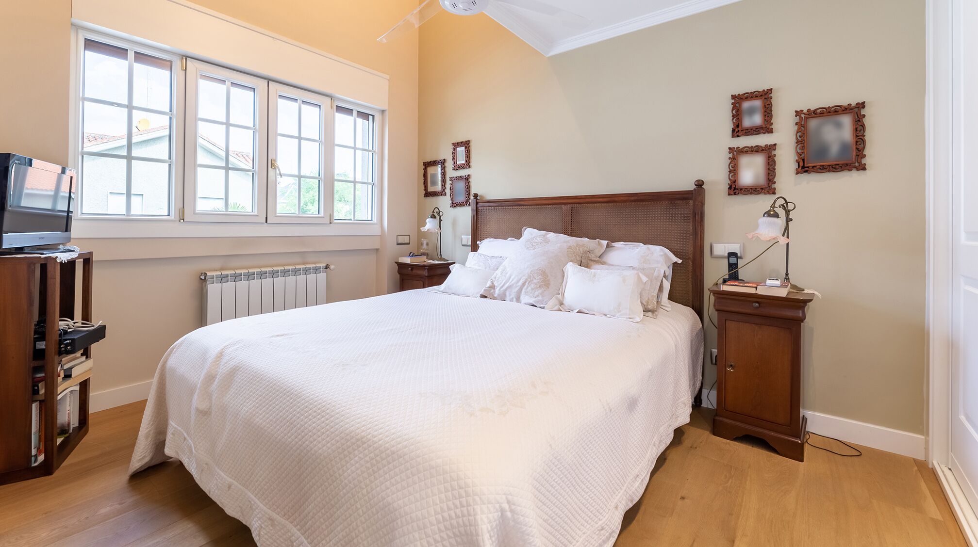 6 slaapkamers, een strijkplank/strijkijzer, reisbedje, gratis wifi