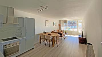 Een koelkast, een magnetron, een oven, een kookplaat