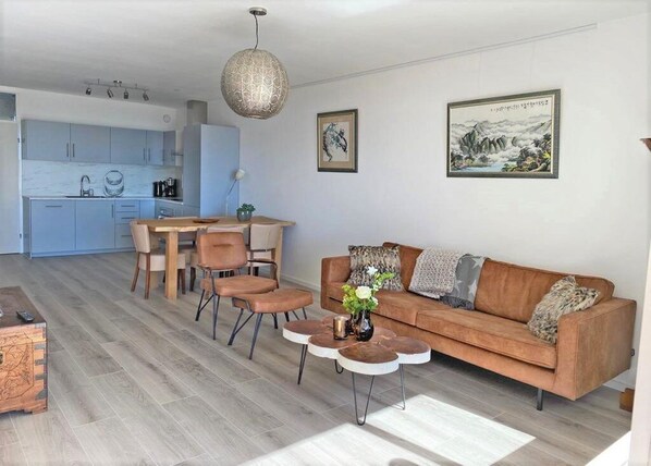 TV - | Travl.is Expats | NL # Almere (Almere)