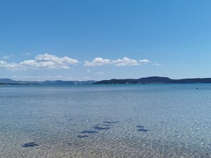 Plage, chaises longues