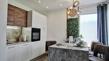 Geladeira, micro-ondas, cooktop, lava-louças