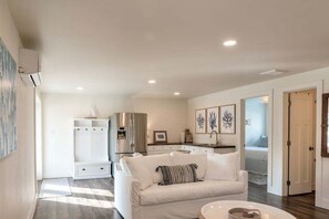 Smart TV, tavolo da ping pong, libri