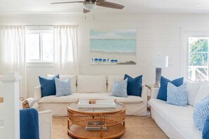 Smart-tv, ett bordtennisbord och böcker