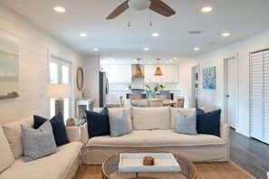 Smart-tv, ett bordtennisbord och böcker