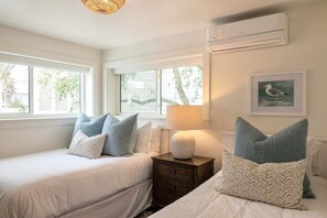 4 slaapkamers, een bureau, een strijkplank/strijkijzer, reisbedje