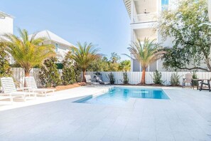 حمّام سباحة مُدفَّأ