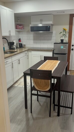 Frigorifero, microonde, forno, piano cottura